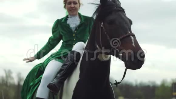 一个穿绿色西装的女人骑着一匹马视频的预览图