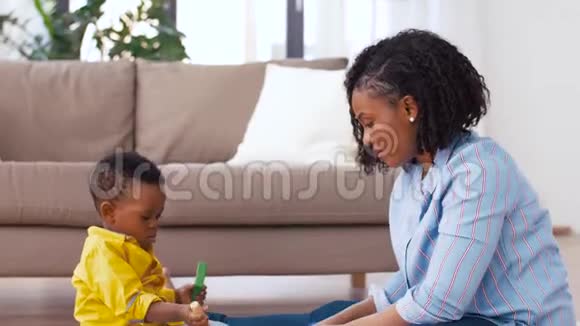妈妈和宝宝在家玩玩具积木视频的预览图
