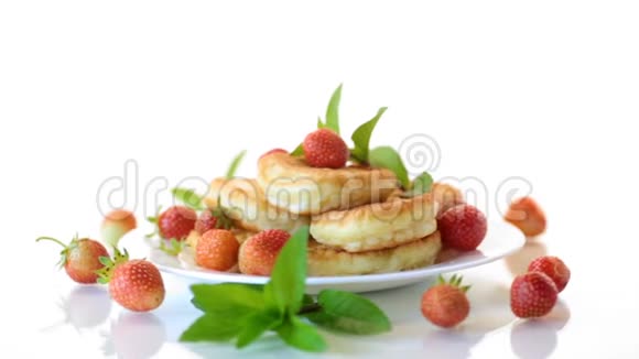 煎好的甜煎饼盘子里放成熟的草莓视频的预览图