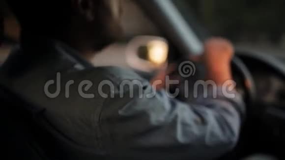 坐在车里开车的人视频的预览图