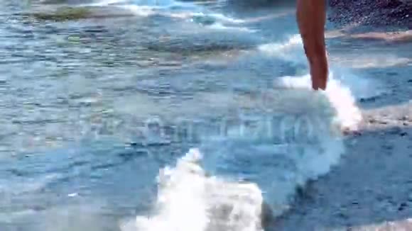 海上海滩上美丽的女士视频的预览图