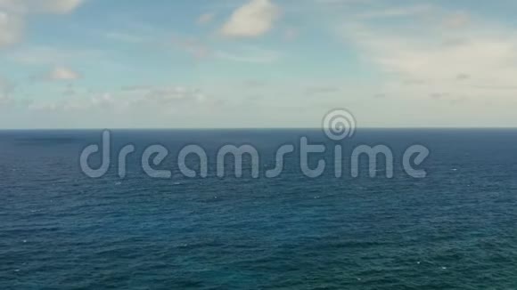 海景蔚蓝的大海云天鸟瞰视频的预览图