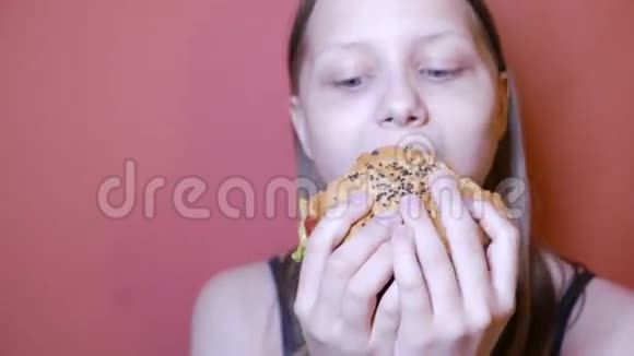 吃汉堡的少女视频的预览图