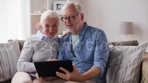 在平板电脑上视频聊天的老夫妇视频的预览图