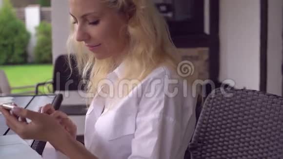 女商人在手机上使用应用程序视频的预览图