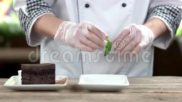 做甜点的厨师视频的预览图