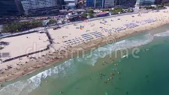 阳光明媚的夏季海恩大海滩釜山韩国亚洲视频的预览图