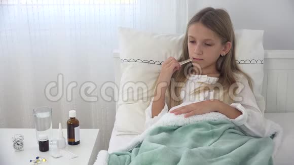 患病儿童卧床患病儿童体温计受折磨女孩药物视频的预览图