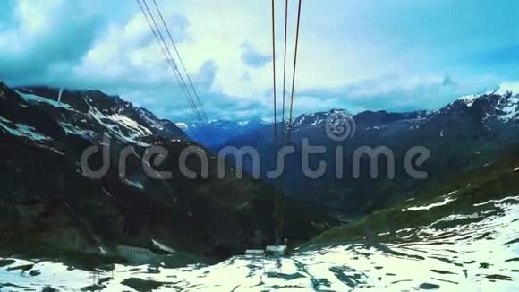 滑雪缆车运动山视频的预览图