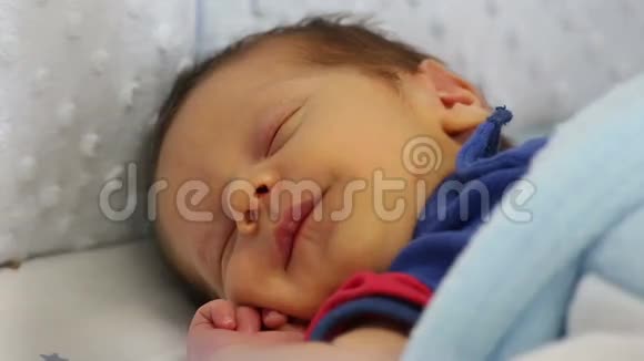 一个美丽的睡眠新生儿视频的预览图