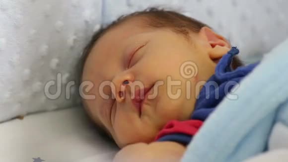 一个美丽的睡眠新生儿视频的预览图