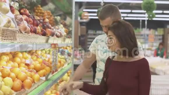 夫妇在超市购物视频的预览图