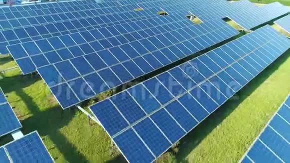 太阳能电池板的鸟瞰太阳能电池与阳光无人机飞越太阳能电池板领域可再生绿色视频的预览图