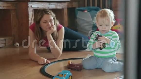 小男孩和妈妈一起玩玩具火车视频的预览图