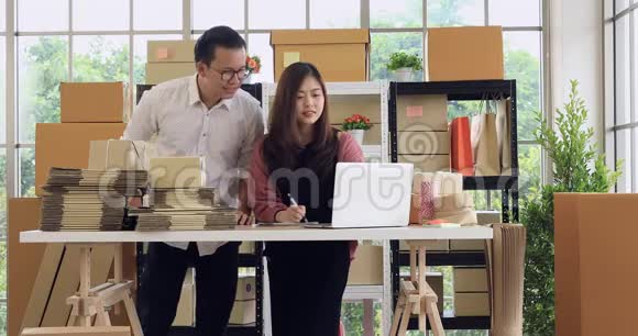 年轻的亚洲夫妇在工作视频的预览图