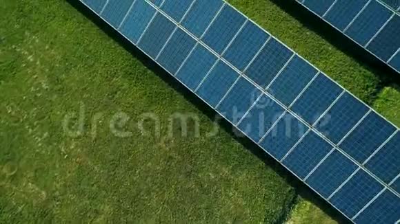 太阳能电池板的空中景观农场太阳能电池与阳光无人机飞越太阳能电池板领域可再生绿色视频的预览图