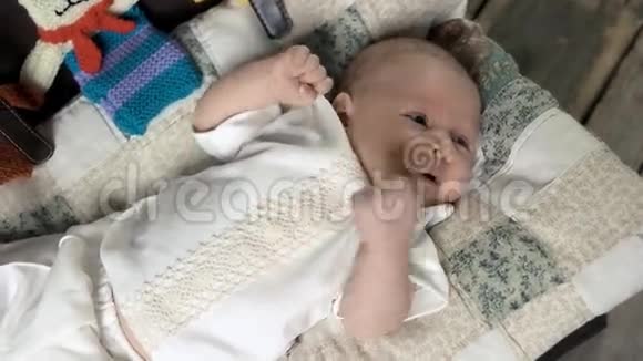 婴儿躺在毯子上视频的预览图
