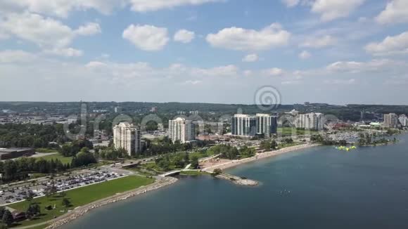 城市和湖泊的鸟瞰图视频的预览图