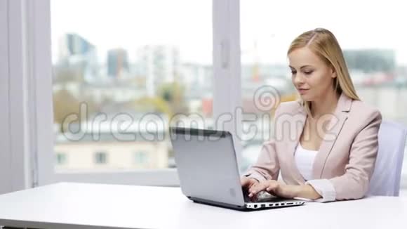 年轻的女商人带着笔记本电脑在办公室打字视频的预览图