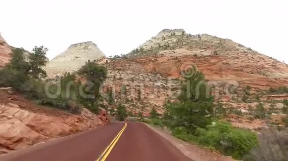令人难以置信的美丽景观锡安国家公园华盛顿县犹他州美国在道路上平稳的摄像机移动视频的预览图