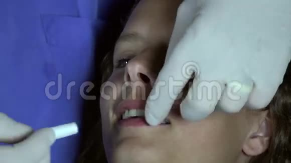 牙医放棉卷视频的预览图