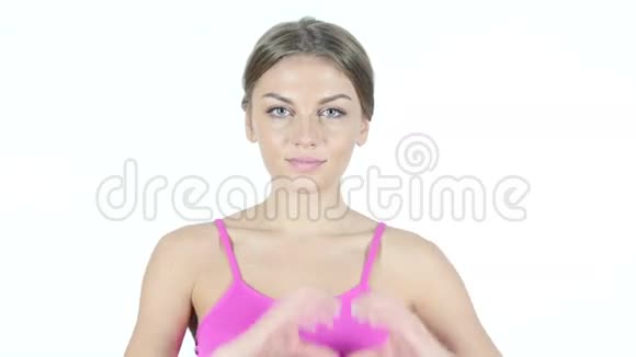妇女亲手制作的心脏标志白色背景视频的预览图
