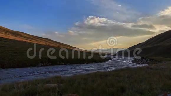 在山上日落图兹河流域视频的预览图