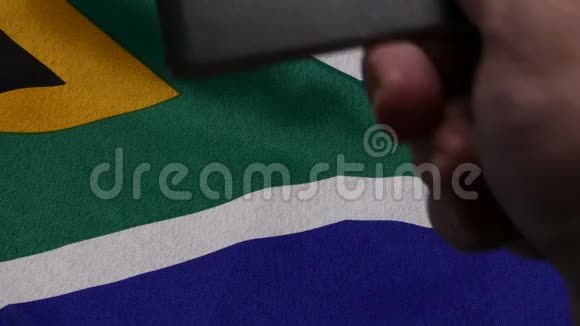 手递南非护照视频的预览图