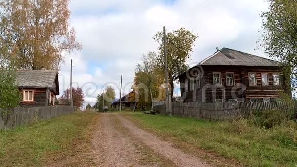 夏天俄罗斯农村的生活视频的预览图