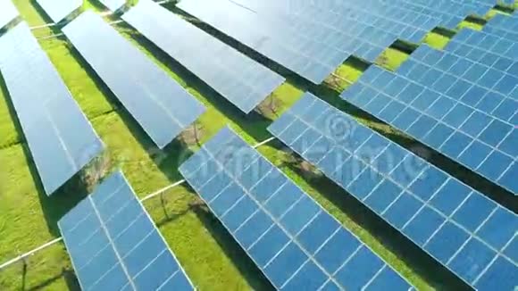 太阳能电池板的鸟瞰太阳能电池与阳光无人机飞越太阳能电池板领域可再生绿色视频的预览图