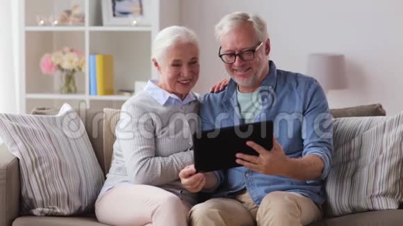 在平板电脑上视频聊天的老夫妇视频的预览图
