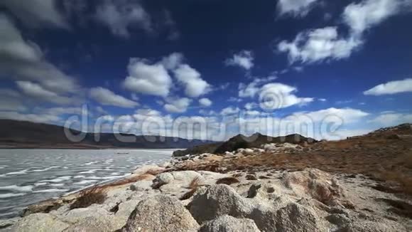 贝加尔湖的岩石和结冰视频的预览图