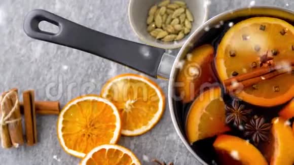 有热覆盖葡萄酒橙片和香料的锅视频的预览图