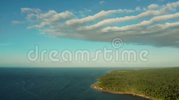 带海云的热带景观菲律宾Camiguin岛视频的预览图