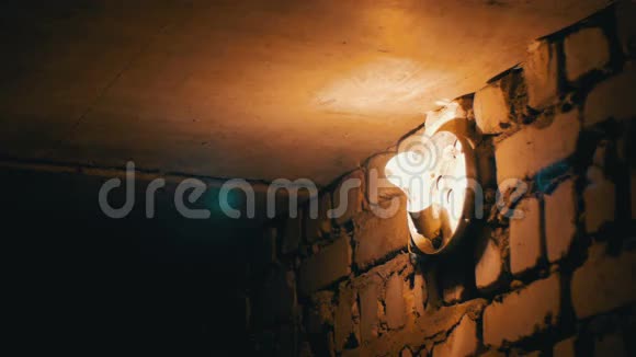 白炽灯在石墙上亮起视频的预览图