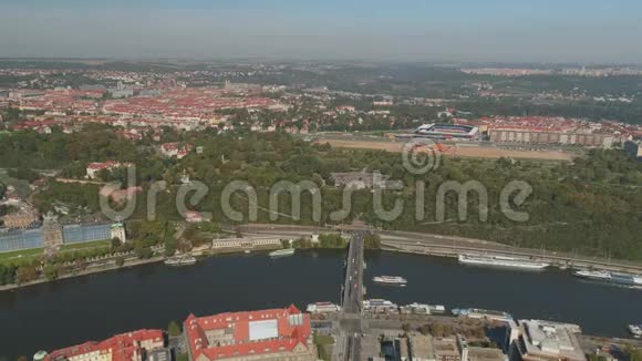布拉格捷克共和国5月2019年空中帕莫拉马无人驾驶飞机观看市中心布拉格市景视频的预览图