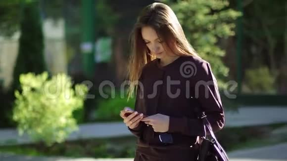 美丽的女孩在公园里散步视频的预览图