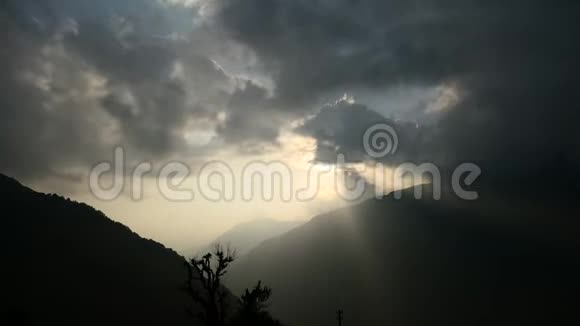 喜马拉雅山脉山区山谷上空的云视频的预览图
