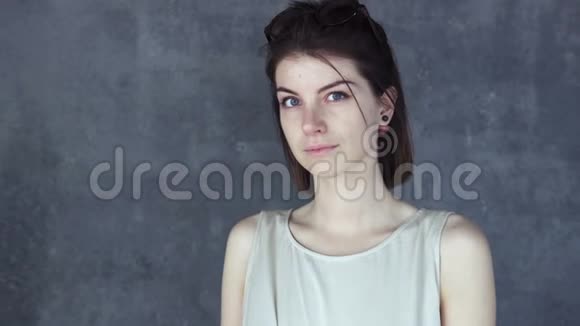 年轻性感的女人视频的预览图