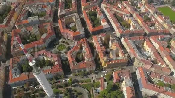 布拉格市景飞越城市上空从上面可以看到布拉格城市全景视频的预览图