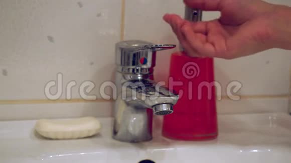 跑步时用液体肥皂洗手视频的预览图