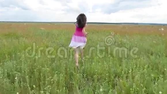 少女夏日少女运动少年走在生活方式的绿草地上少女童年视频的预览图