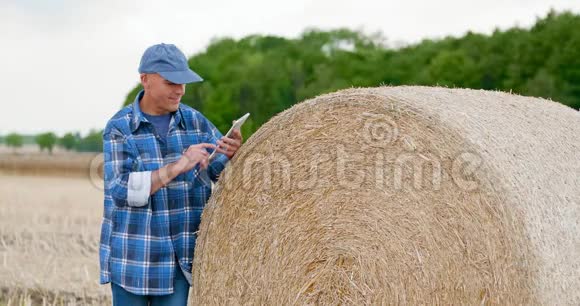 现代农民使用数字平板视频的预览图