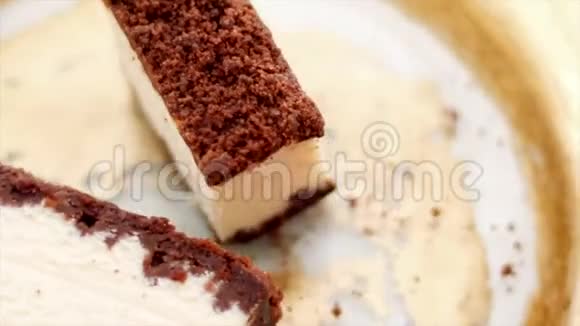 经典芝士蛋糕金盘上有巧克力欧式美食甜点视频的预览图
