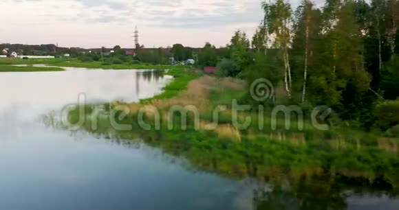 从这条美丽的大河的顶部看到的景色视频的预览图