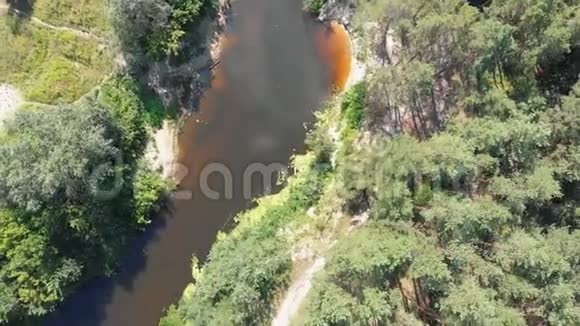 河床是无人驾驶飞机的俯视图视频的预览图