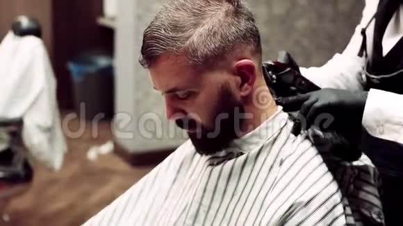 希普斯特男士客户拜访理发店的发型师和发型师视频的预览图
