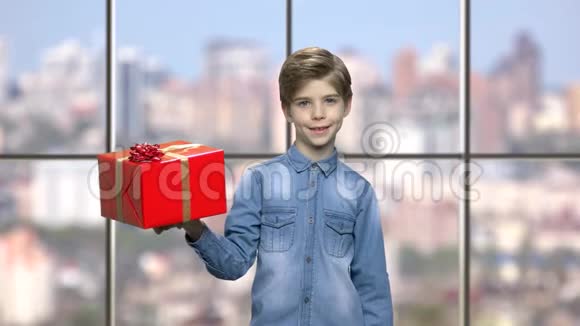 小男孩拿着礼物盒视频的预览图
