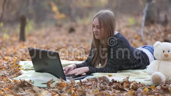 有笔记本电脑的女孩视频的预览图