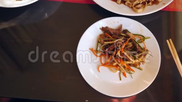 人们在中国餐馆吃中国菜特写镜头慢动作视频的预览图